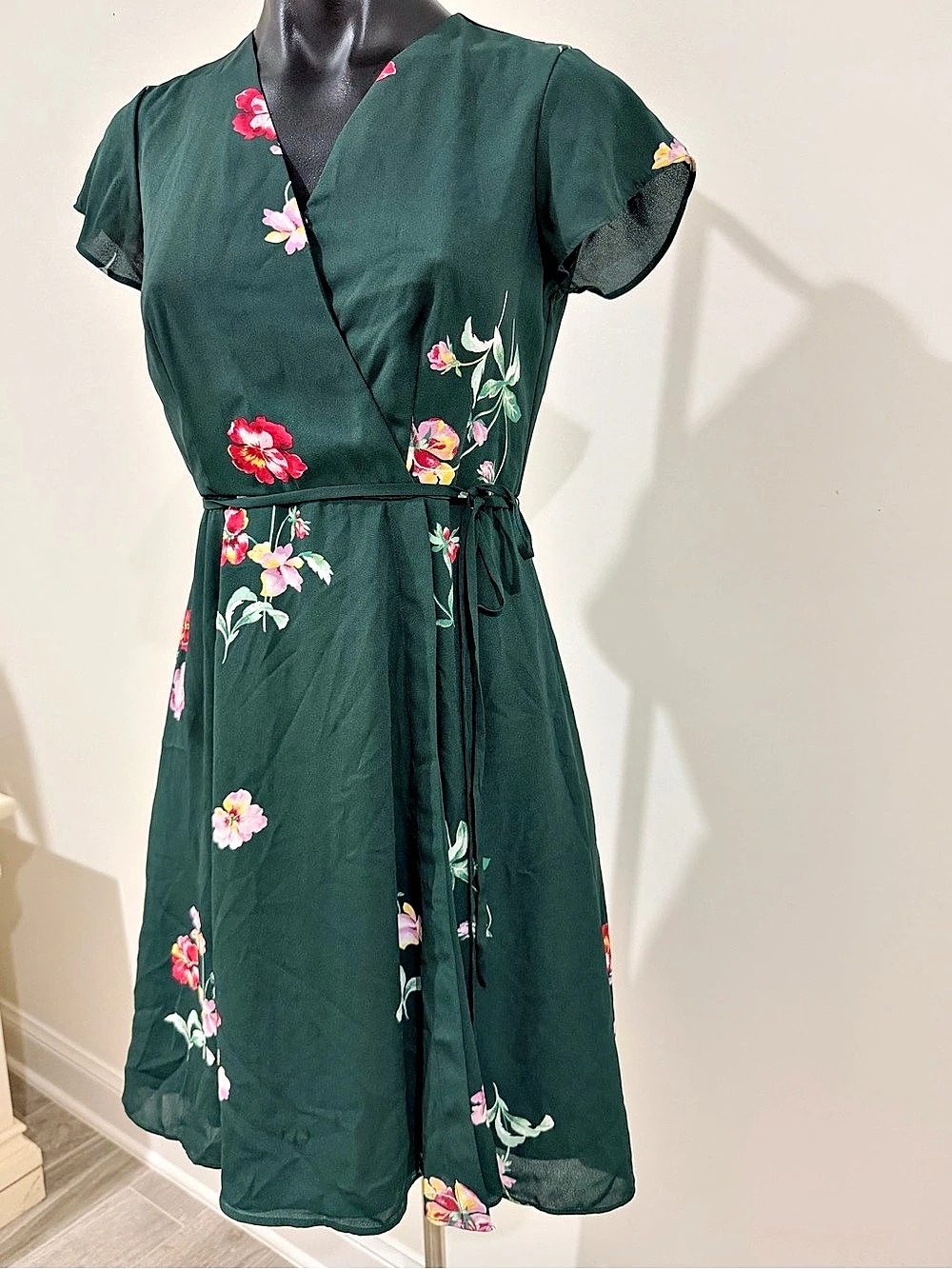 Ann Taylor Floral Wrap Dress in Green size 00 cottagecore